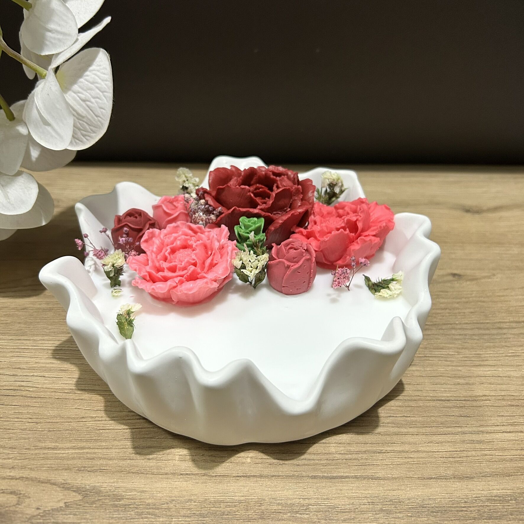 Büyük Yuvarlak Dalgalı Gül Süslemeli Dekoratif Mum