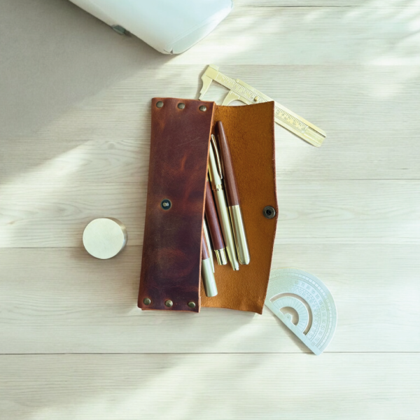 Stilo | Deri Perçinli Kalem Kutusu - Camel