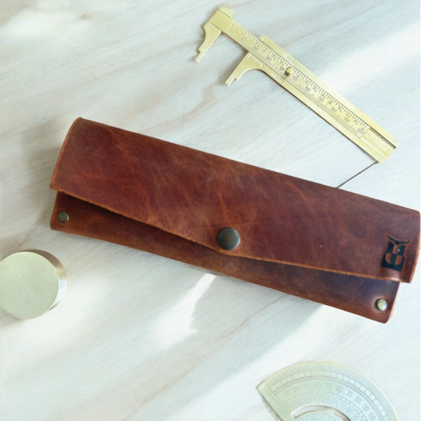 Stilo | Deri Perçinli Kalem Kutusu - Camel