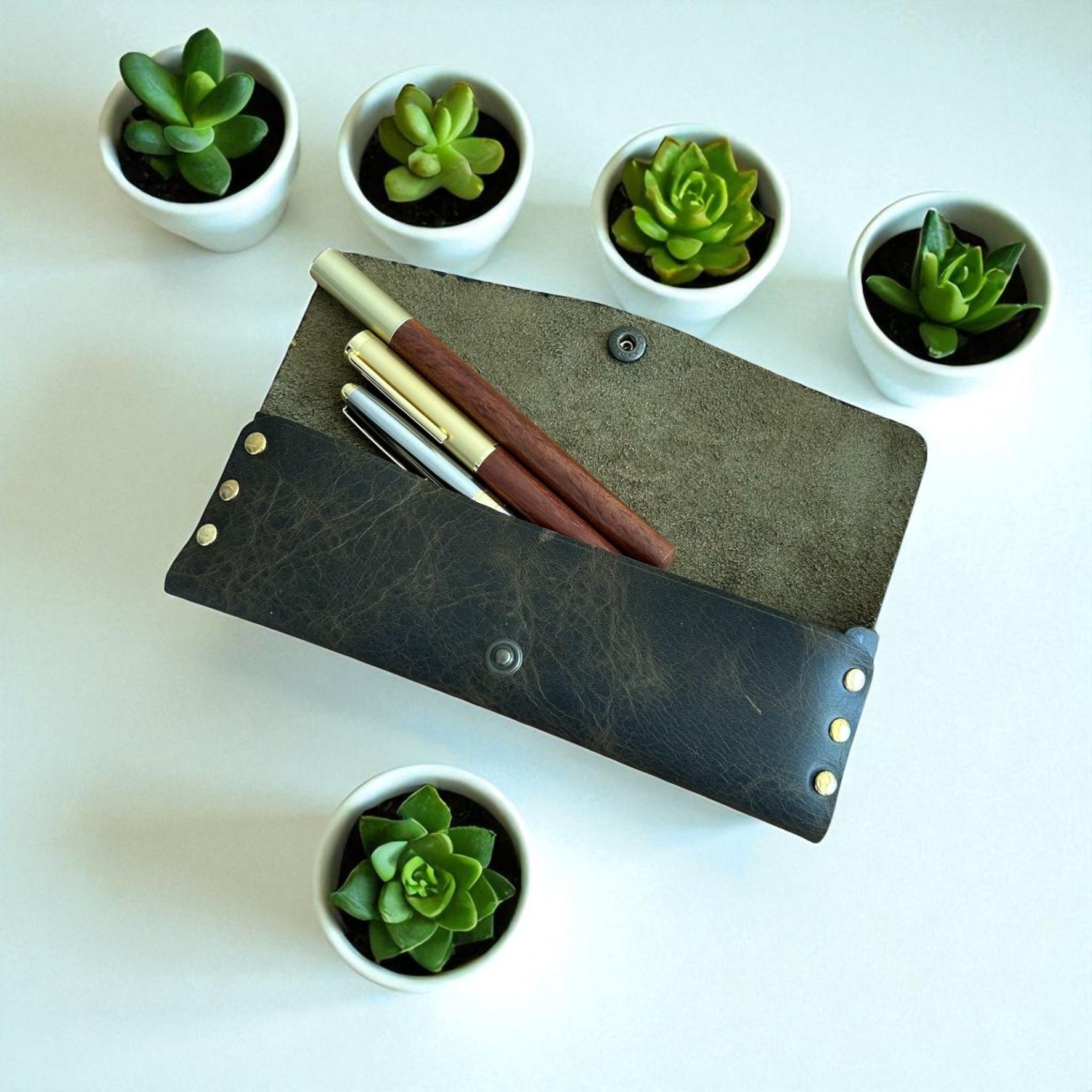 Stilo | Deri Perçinli Kalem Kutusu - Olive