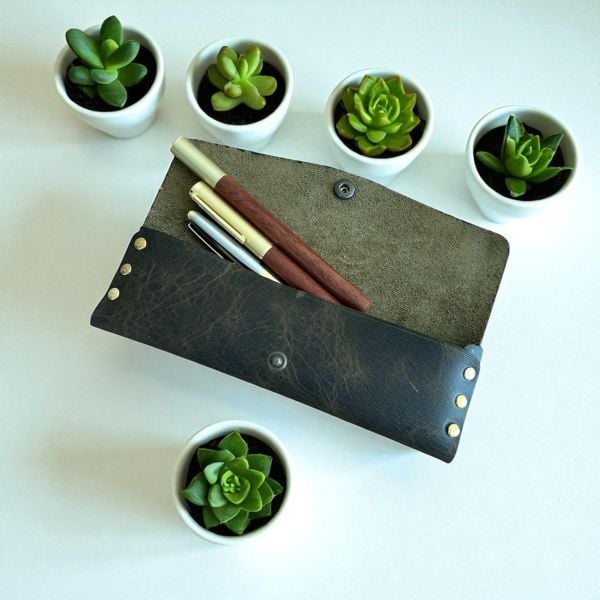 Stilo | Deri Perçinli Kalem Kutusu - Olive