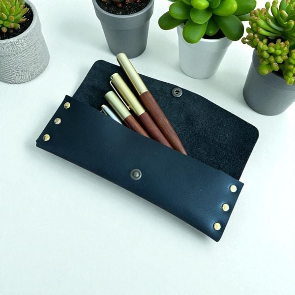 Stilo | Deri Perçinli Kalem Kutusu - Siyah